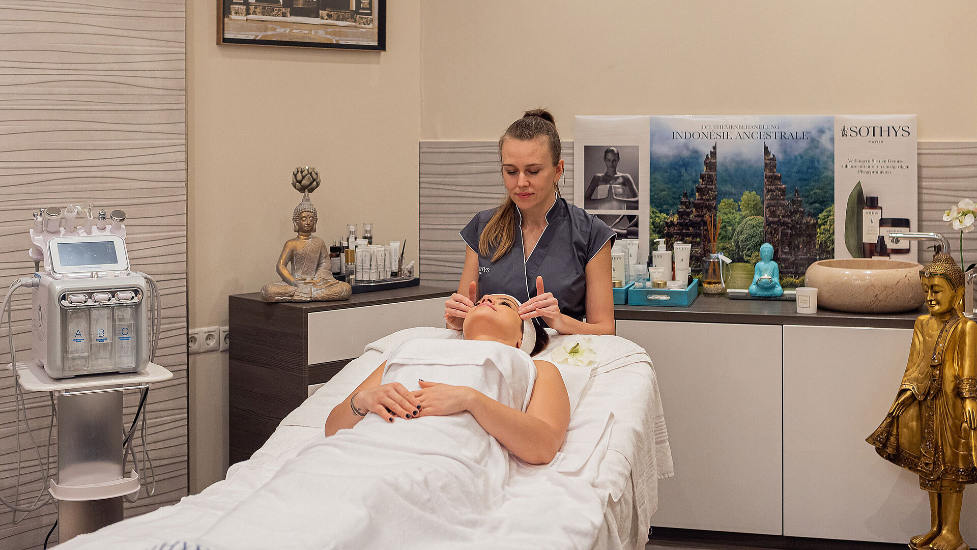  Das Bild zeigt eine Wellness-Behandlung im Maritim Hotel Bonn, bei der eine Frau eine entspannende Gesichtsbehandlung erhält.