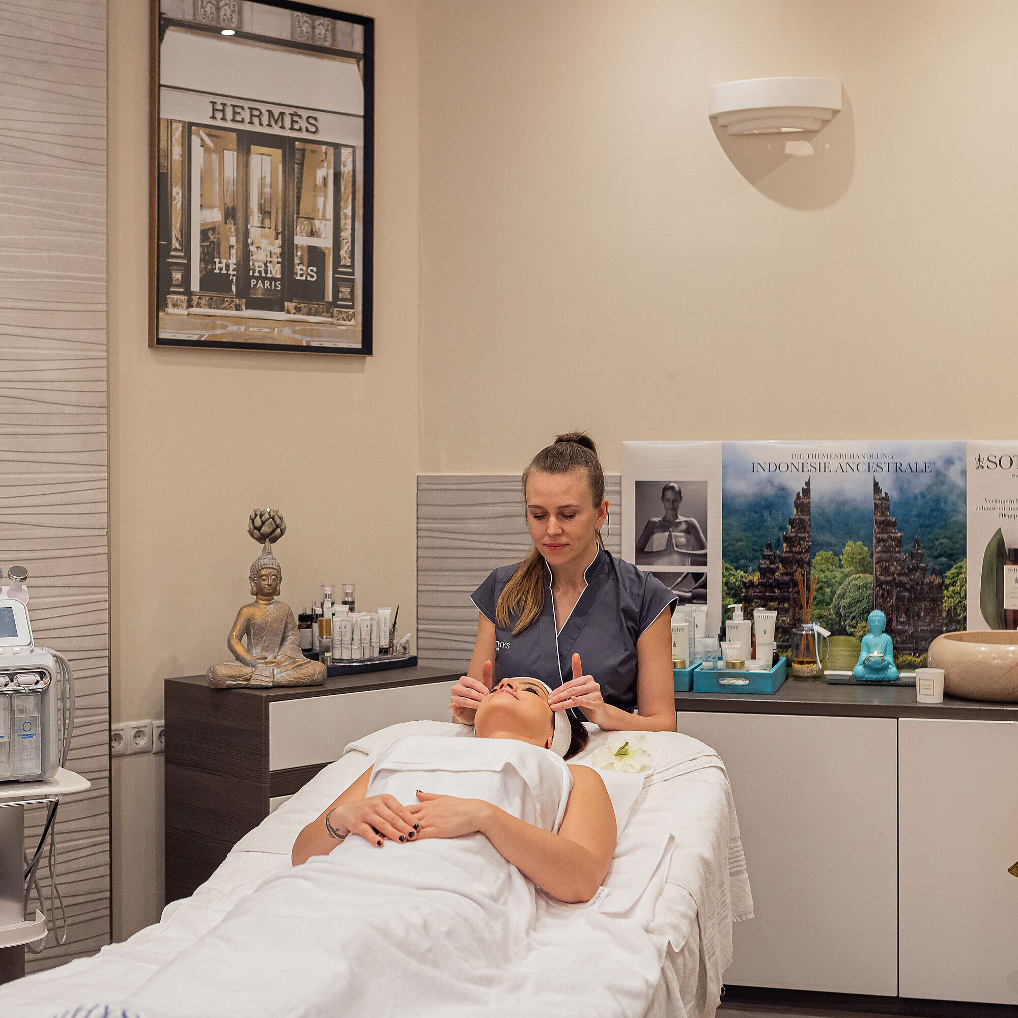  Das Bild zeigt eine Wellness-Behandlung im Maritim Hotel Bonn, bei der eine Frau eine entspannende Gesichtsbehandlung erhält.
