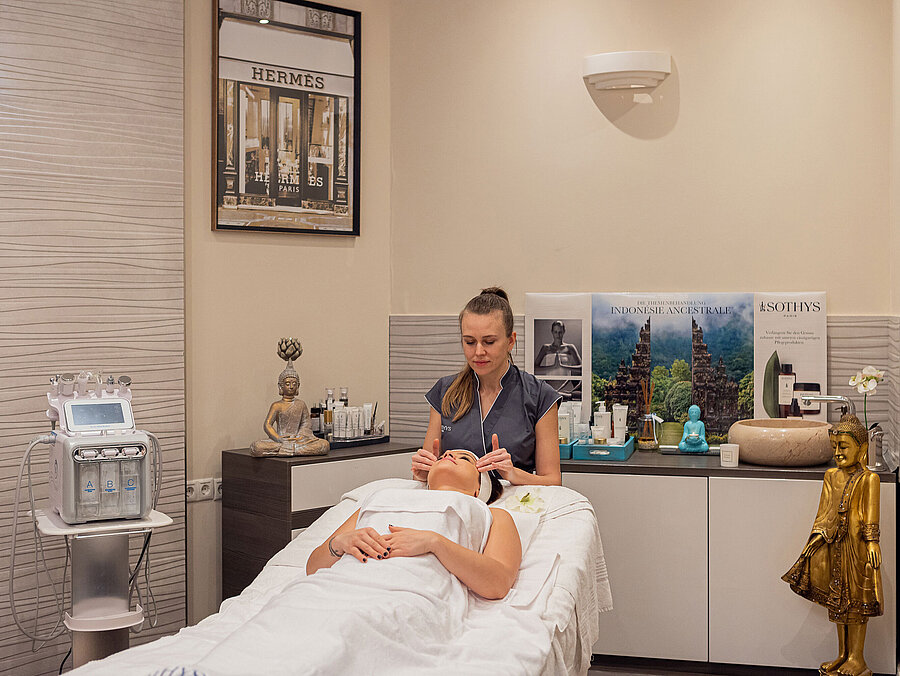  Das Bild zeigt eine Wellness-Behandlung im Maritim Hotel Bonn, bei der eine Frau eine entspannende Gesichtsbehandlung erhält.