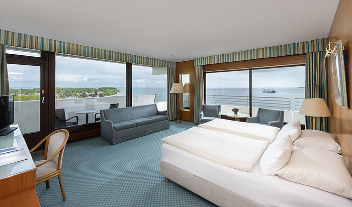Großzügiges Zimmer mit Meerblick, Sitzgruppe und Schreibtisch im Maritim Hotel Travemünde