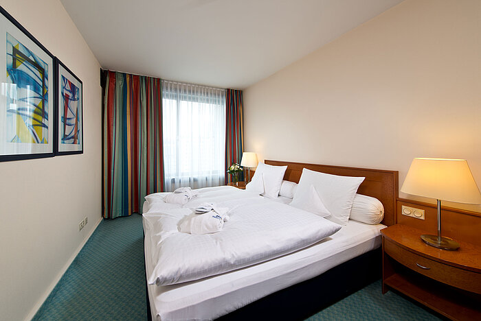 Schlafzimmer der Master Suite im Maritim Hotel Frankfurt mit Doppelbett, moderner Einrichtung und entspannter Atmosphäre.
