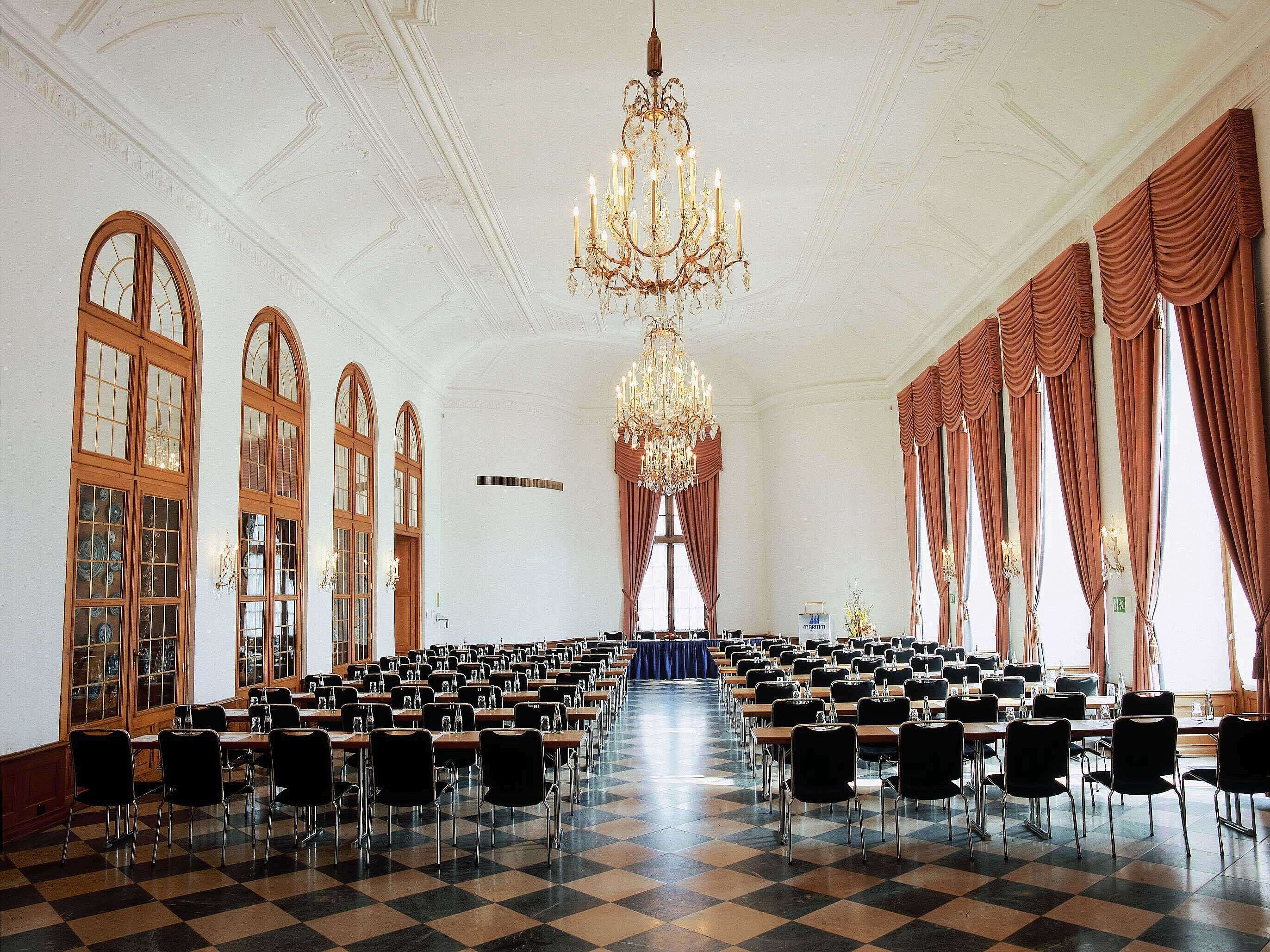 Eleganter Veranstaltungsraum im Maritim Hotel Fulda mit Kronleuchtern, hohen Fenstern und stilvoller Bestuhlung für Events.