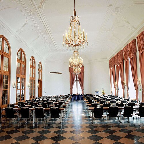 Eleganter Veranstaltungsraum im Maritim Hotel Fulda mit Kronleuchtern, hohen Fenstern und stilvoller Bestuhlung für Events.