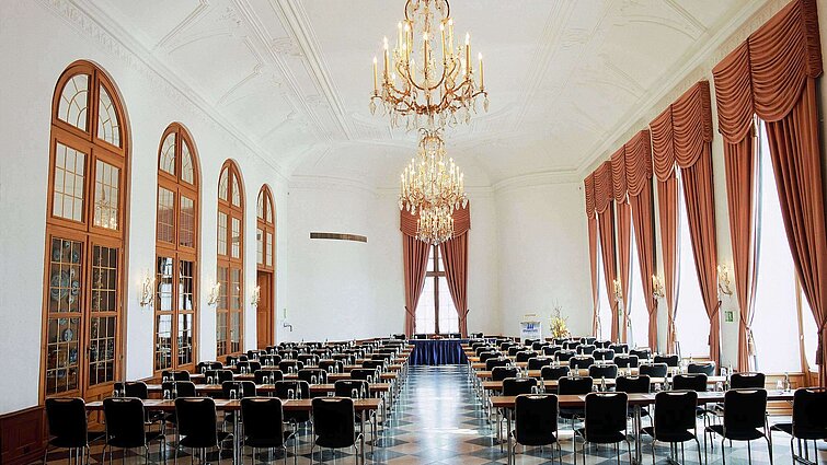 Eleganter Veranstaltungsraum im Maritim Hotel Fulda mit Kronleuchtern, hohen Fenstern und stilvoller Bestuhlung für Events.
