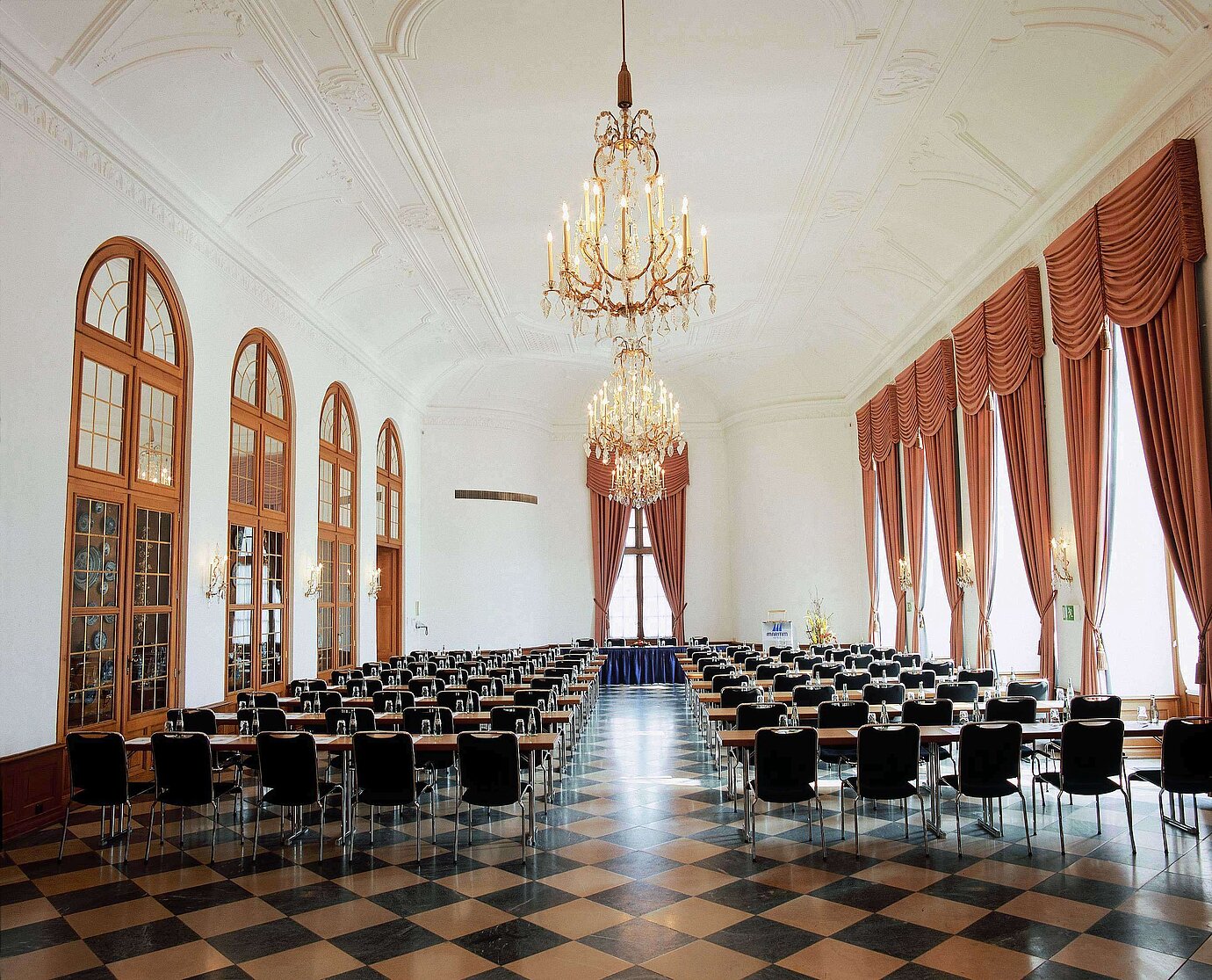 Eleganter Veranstaltungsraum im Maritim Hotel Fulda mit Kronleuchtern, hohen Fenstern und stilvoller Bestuhlung für Events.