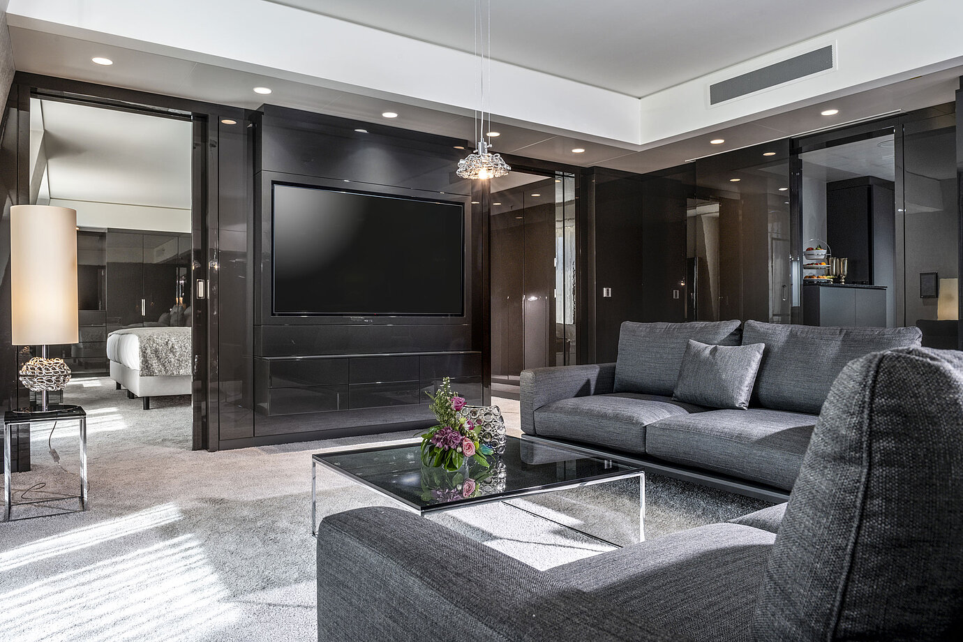 Großzügige Suite im Maritim Hotel Ingolstadt mit stilvollem Wohnbereich und luxuriöser Ausstattung.