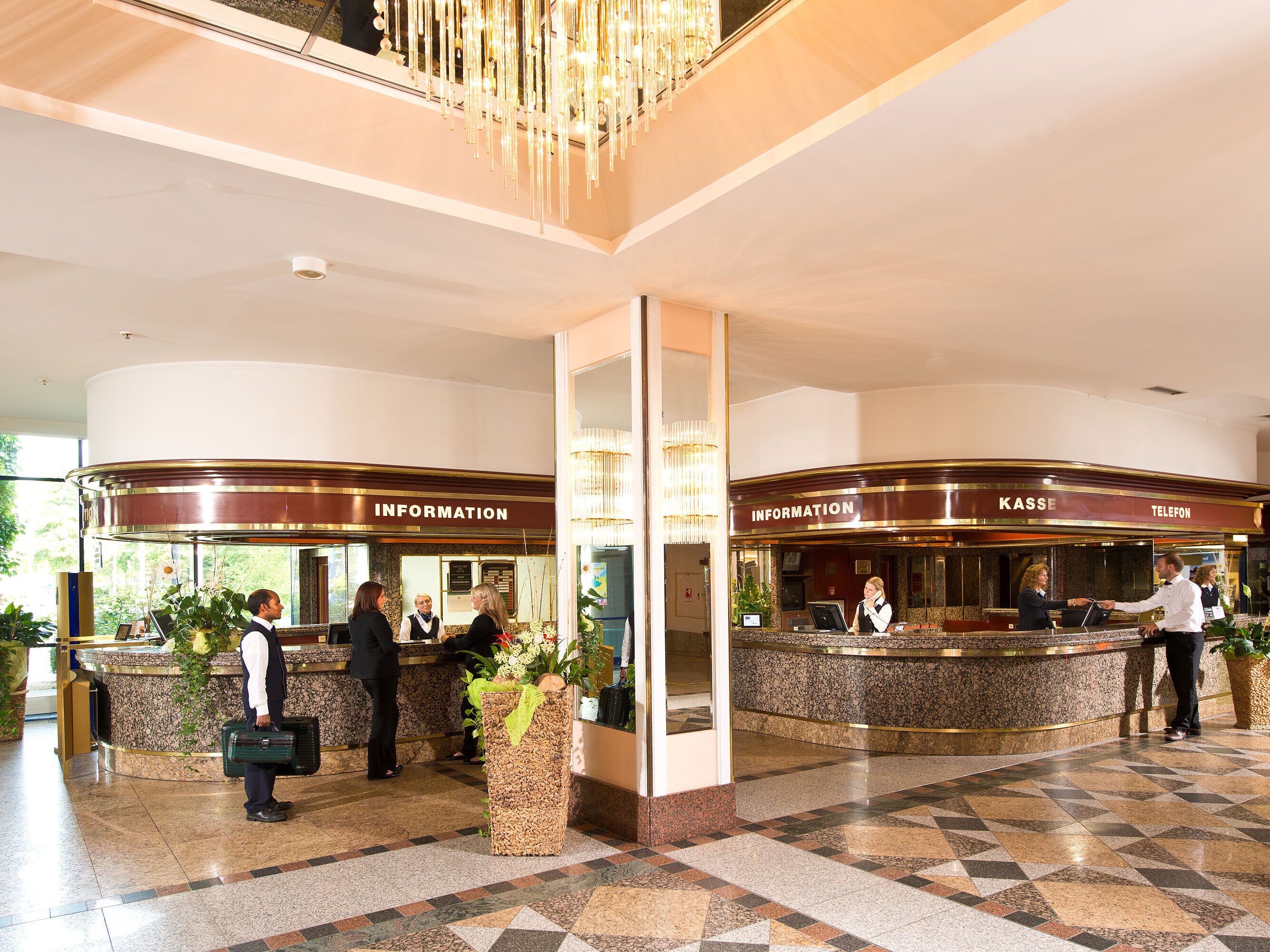 Rezeption des Maritim Hotels Bonn mit Gästen und Mitarbeitern.