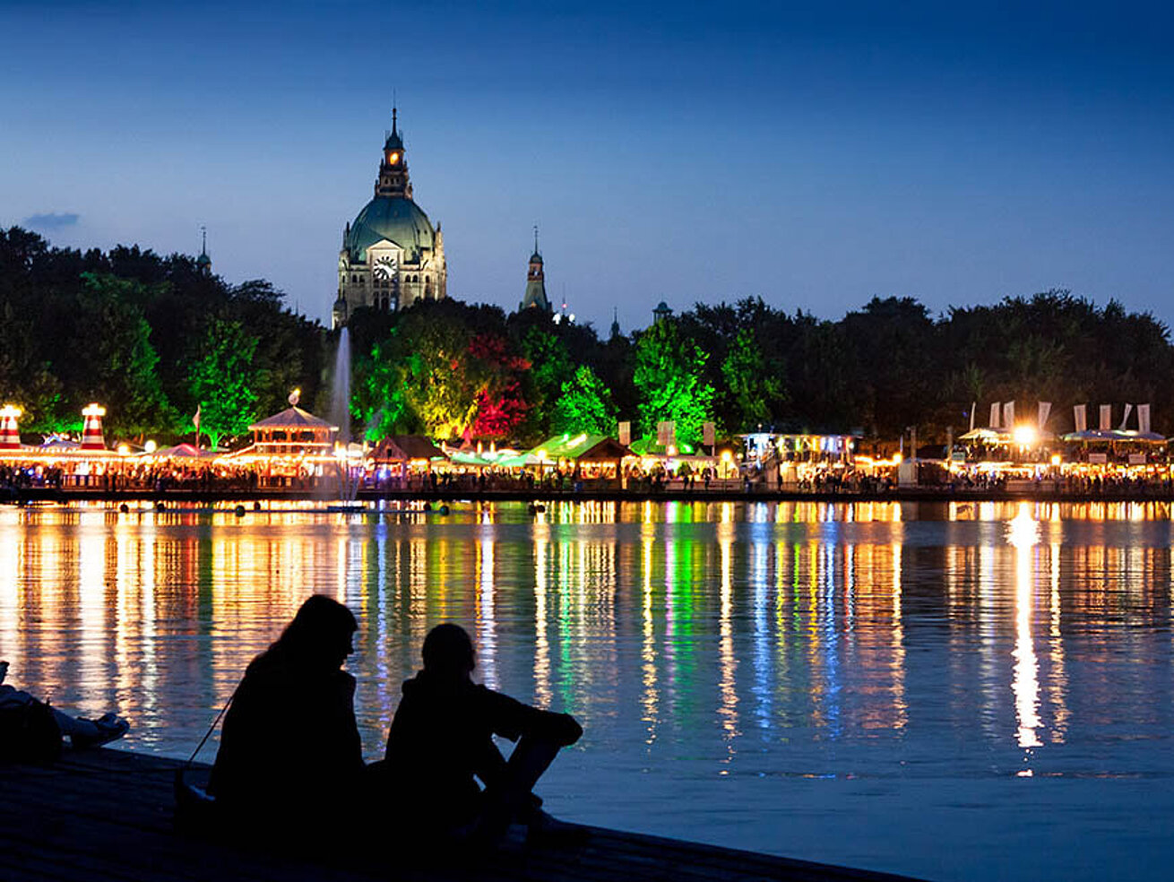 Maschseefest in Hannover bei Nacht mit beleuchtetem Ufer und Spiegelungen auf dem Maschsee