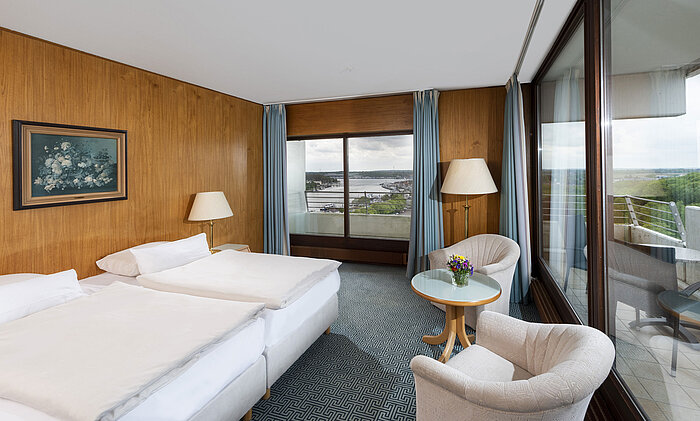 Doppelzimmer mit Panoramafenstern und Blick auf den Hafen von Travemünde im Maritim Hotel