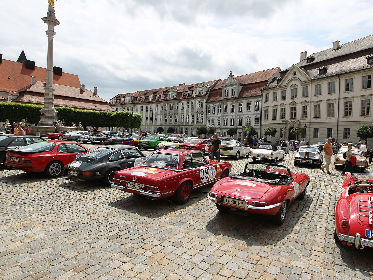 Oldtimer Oldtimer-Treffen mit klassischen Fahrzeugen auf einem historischen Platz vor barocker Kulisse