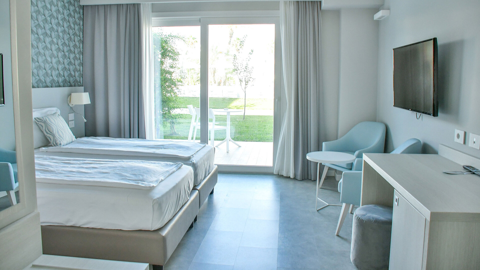 Helles Zimmer im Maritim Resort Calabria mit Terrasse und Blick ins Grüne