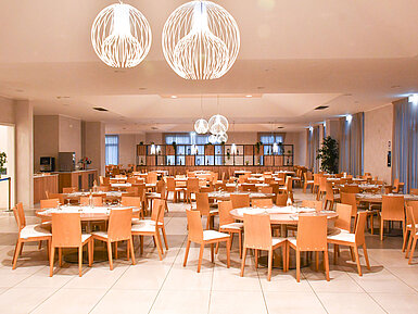 Geräumiger Speisesaal im Maritim Resort Calabria mit eleganten Lampen und vielen Sitzplätzen