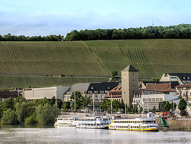 Maritim Hotel Würzburg und Congress Centrum mit Blick auf Weinberge und Anlegestelle am Main