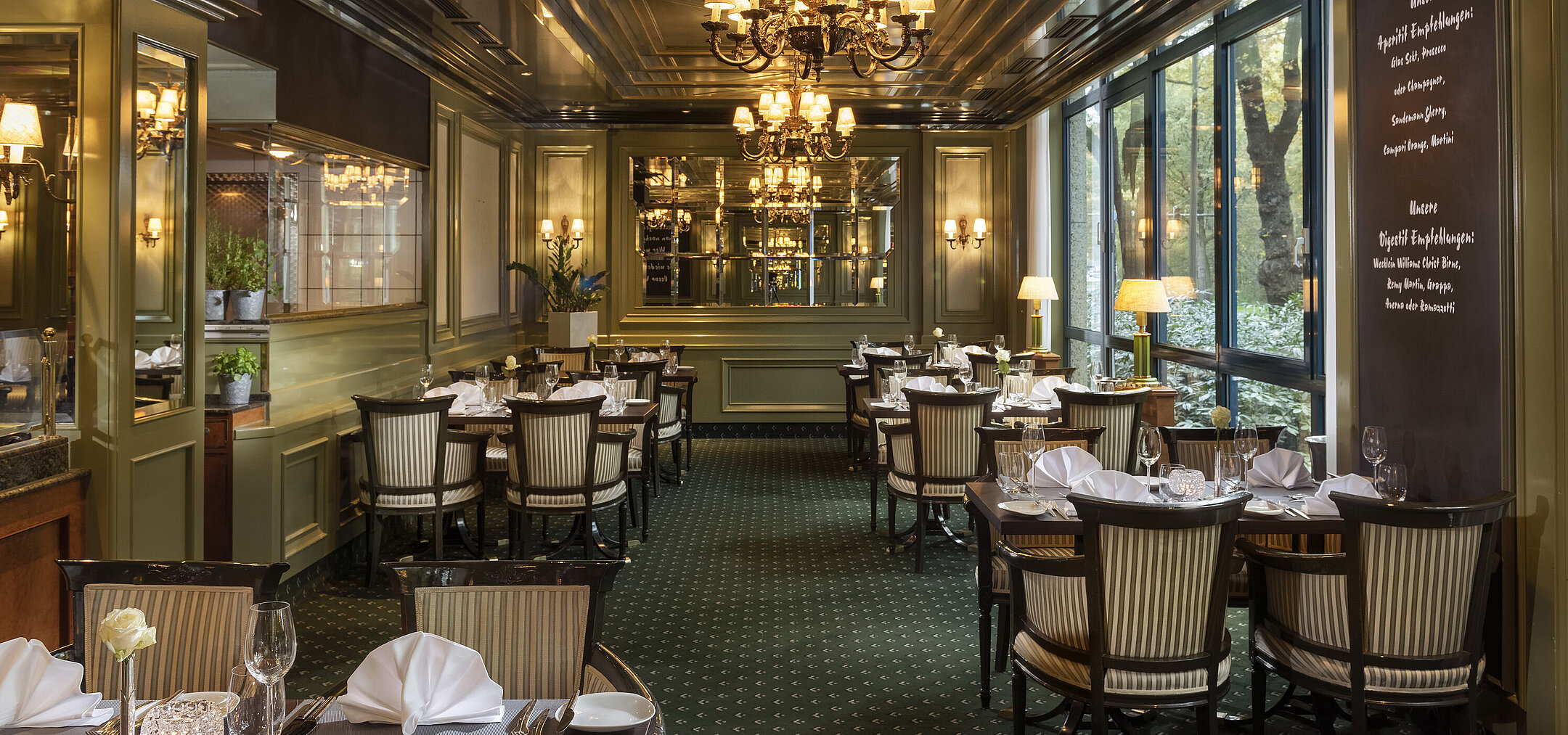 Elegantes Restaurant L'Echalote im Maritim Hotel Bremen, stilvolle Einrichtung und gedeckte Tische für ein gehobenes Dinner.