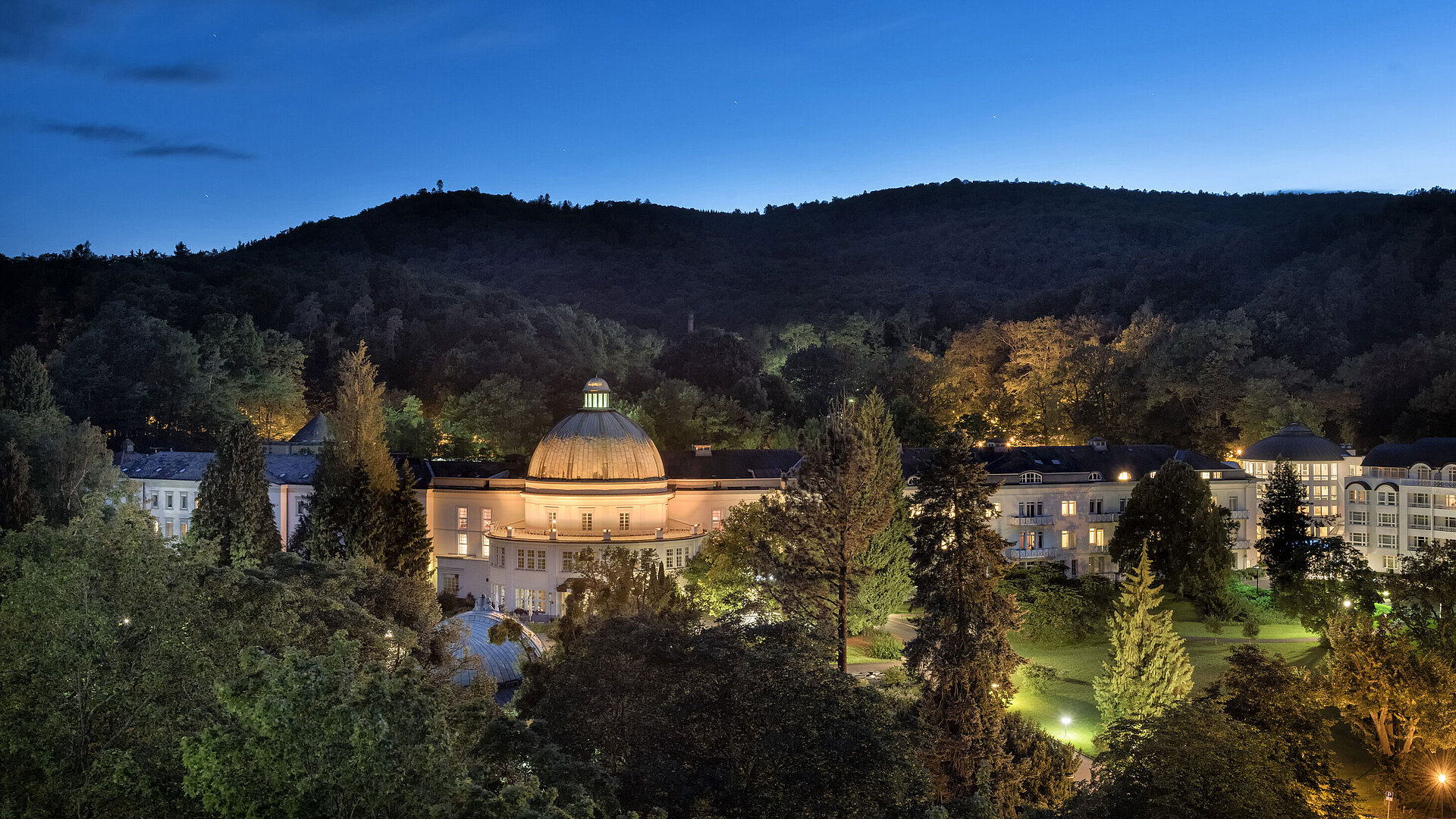 Maritim Hotel Bad Wildungen bei Nacht, stimmungsvoll beleuchtet, eingebettet in die Natur