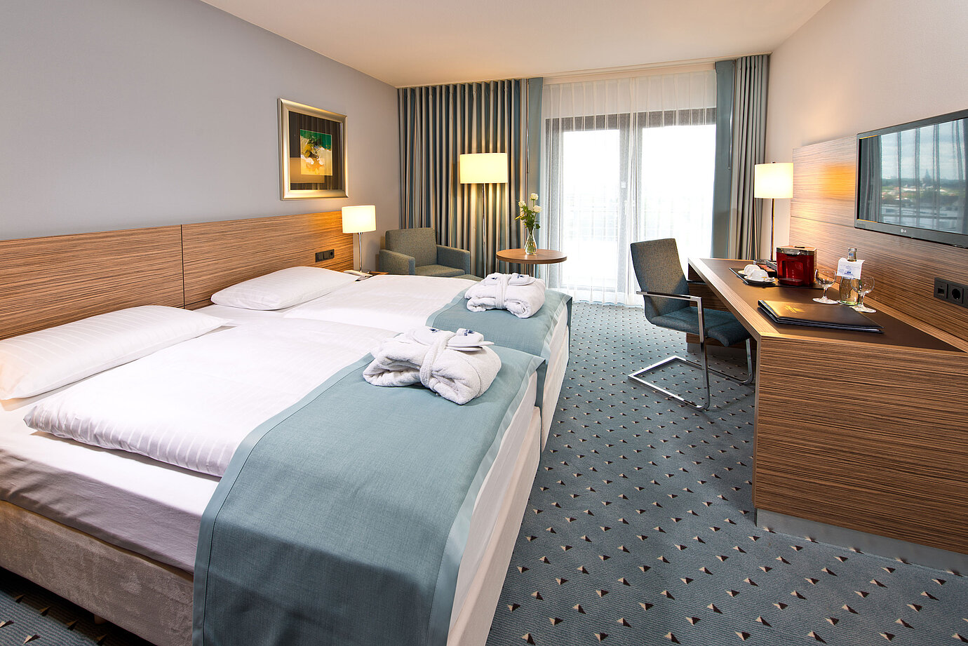 Superior Zimmer im Maritim Darmstadt mit stilvollem Design, Schreibtisch, gemütlicher Sitzecke und Doppelbett mit Bademänteln