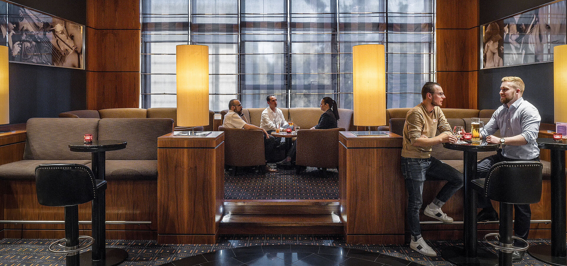 Morley’s Bar Gemütliche Sitzbereiche in der Hotelbar des Maritim Hotel Düsseldorf mit moderner Beleuchtung und Gästen im Gespräch.