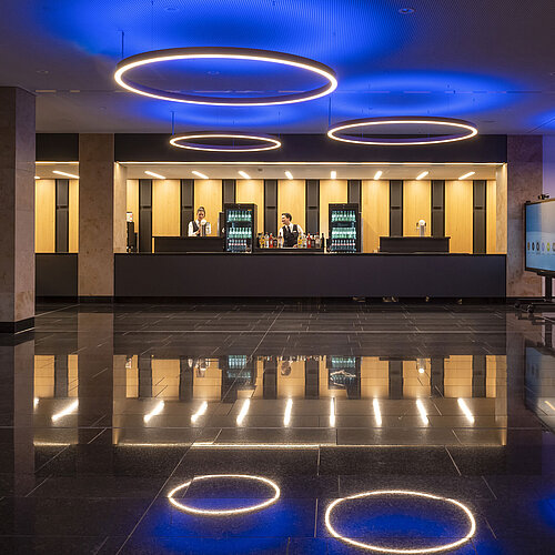 Stilvolle Hotelbar im Maritim Hotel Ingolstadt mit modernen Lichtinstallationen und freundlichem Service.