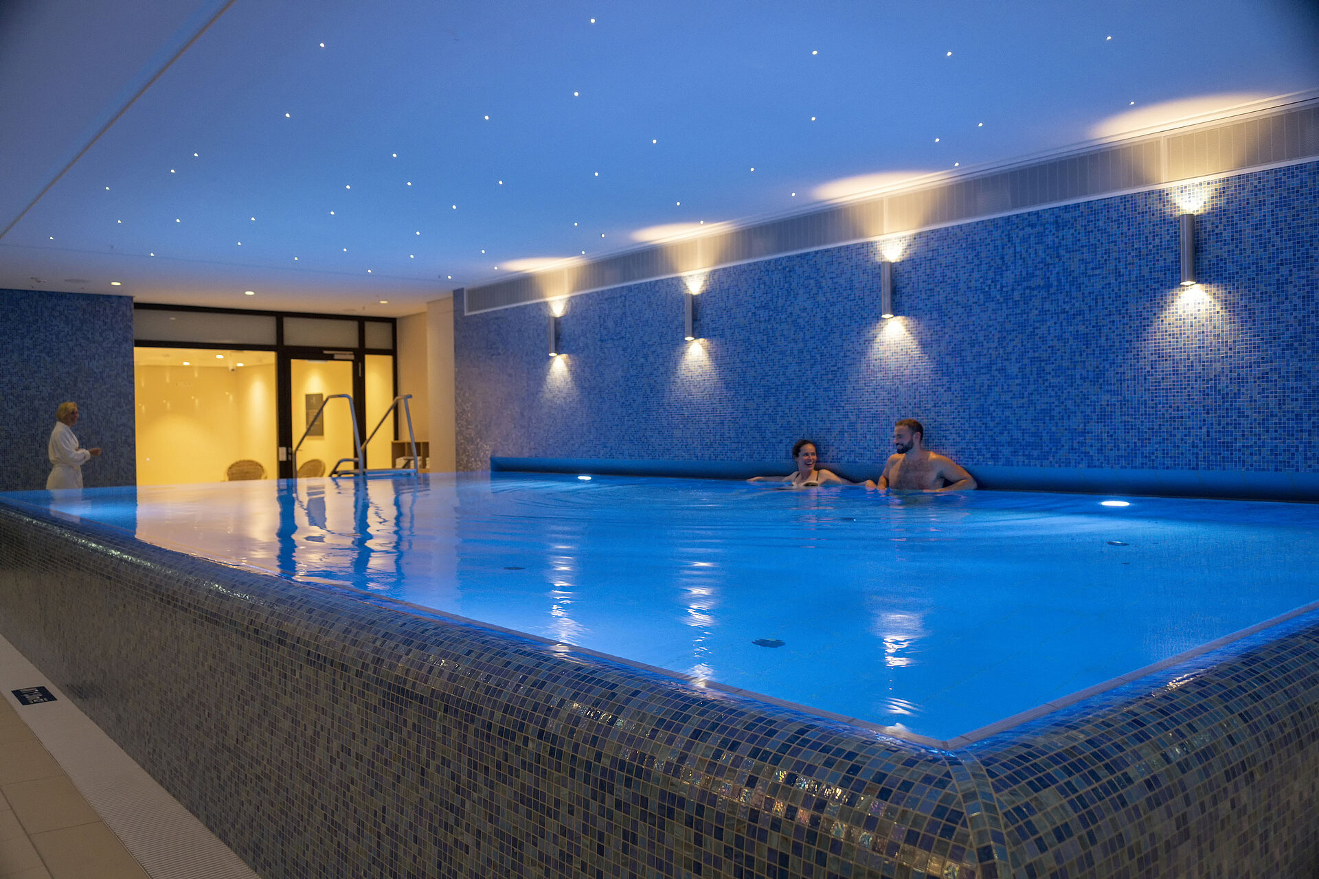Schwimmbad Infinity-Pool im Maritim Hotel Ingolstadt mit stimmungsvoller Beleuchtung und wohltuendem Wasser.