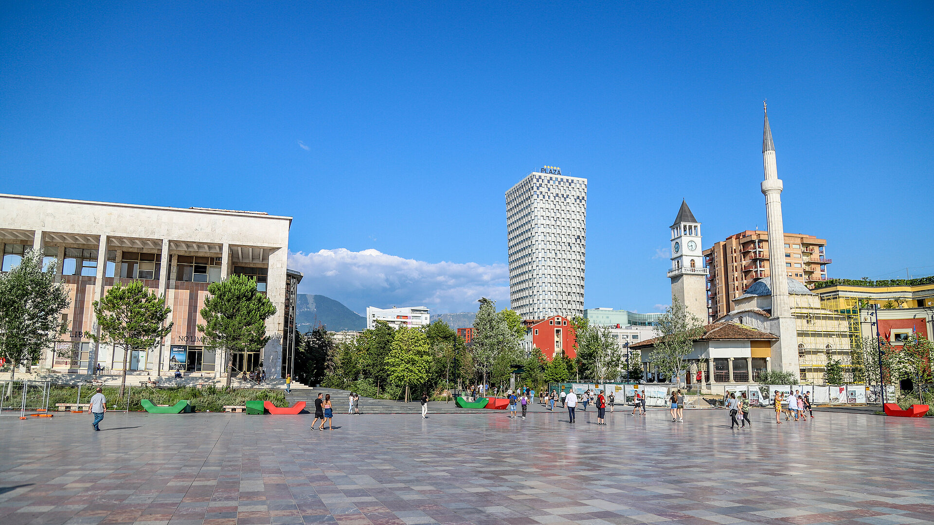 Blick auf den Skanderbeg-Platz mit dem Maritim Hotel Plaza Tirana im Stadtzentrum