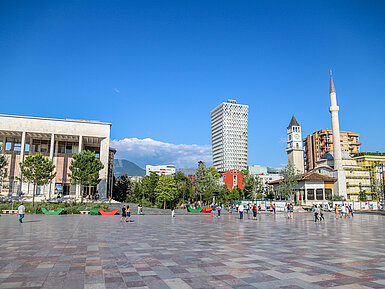 Blick auf den Skanderbeg-Platz mit dem Maritim Hotel Plaza Tirana im Stadtzentrum