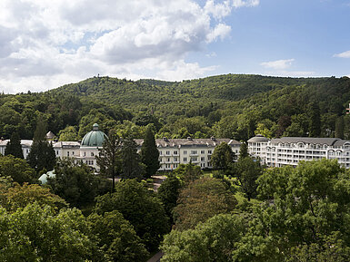 Außenansicht des Maritim Hotel Bad Wildungen inmitten grüner Parklandschaft im Sommer