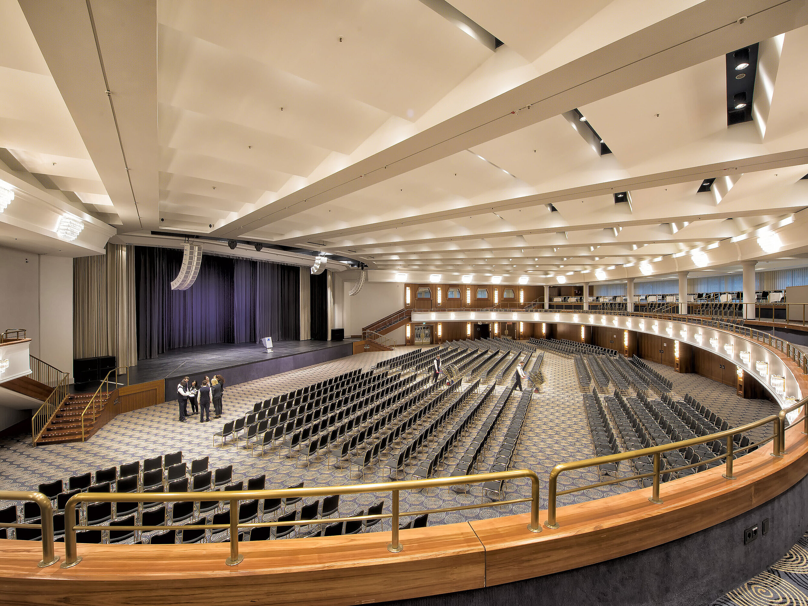 Saal Maritim im Maritim Hotel Bonn, mit Reihenbestuhlung und Bühne, ideal für Konferenzen und große Events.