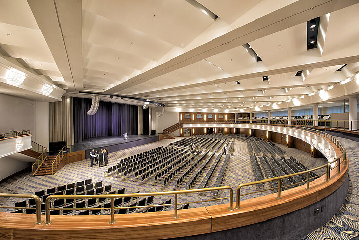 Saal Maritim im Maritim Hotel Bonn, mit Reihenbestuhlung und Bühne, ideal für Konferenzen und große Events.
