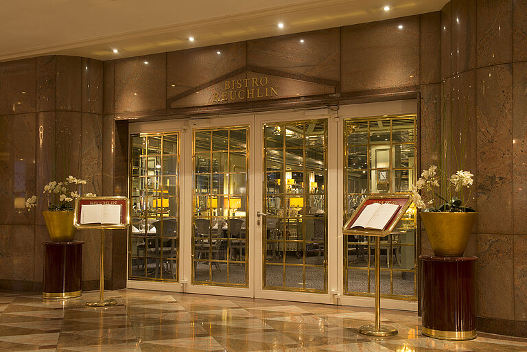 Eleganter Eingangsbereich des Bistro Reuchlin im Maritim Hotel Stuttgart mit goldenen Details