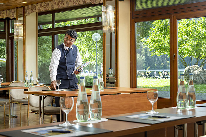 Freundlicher Tagungsservice mit Blick ins Grüne im Maritim Hotel Titisee