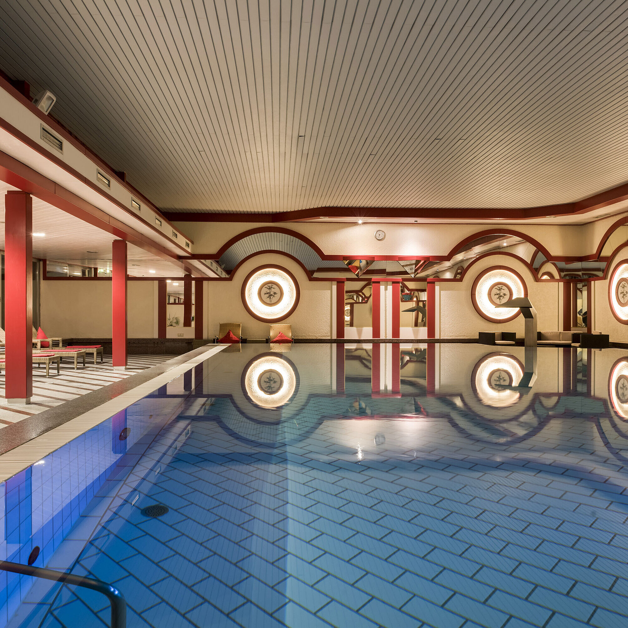 	Spa-Bereich mit Liegestühlen und großem Pool im Maritim Hotel Bad Wildungen