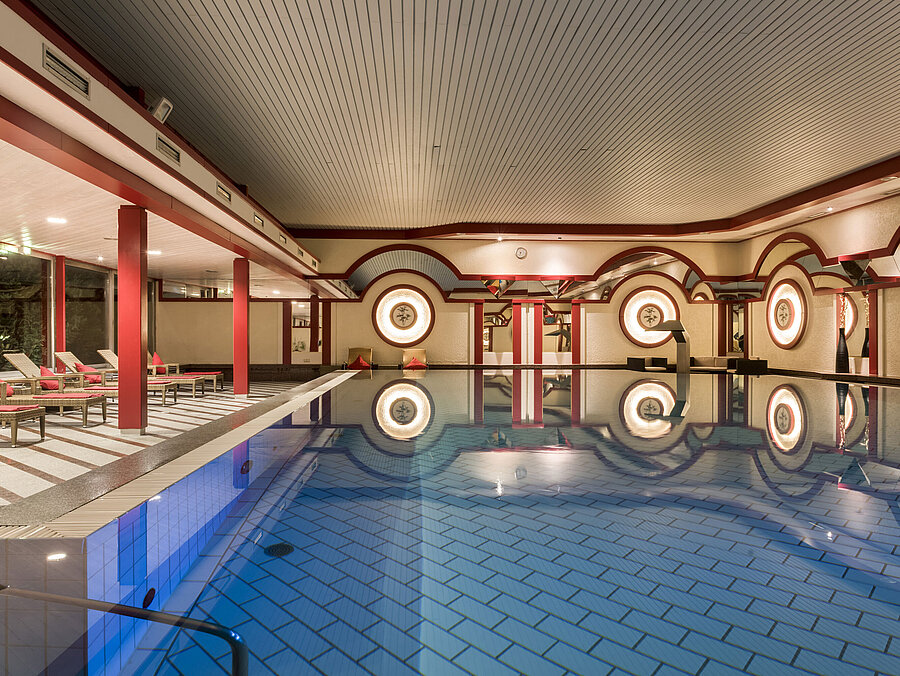 	Spa-Bereich mit Liegestühlen und großem Pool im Maritim Hotel Bad Wildungen