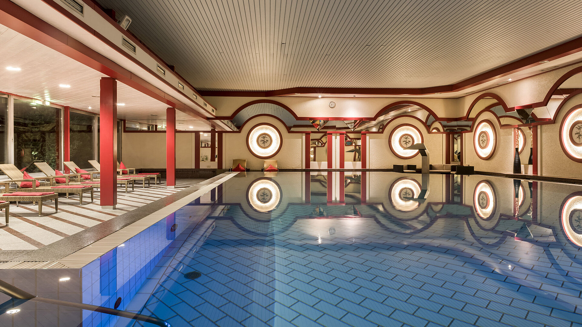 	Spa-Bereich mit Liegestühlen und großem Pool im Maritim Hotel Bad Wildungen