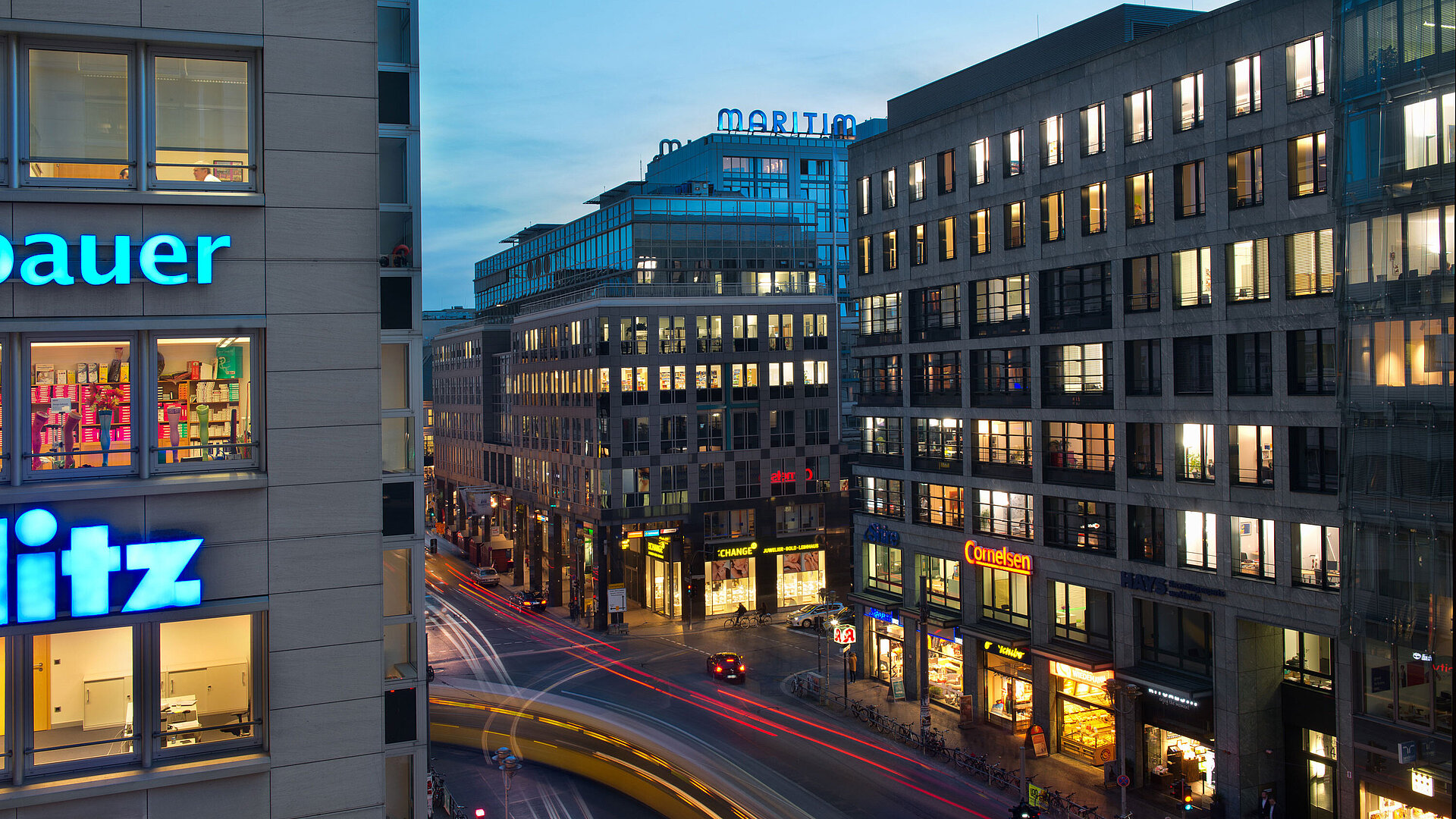 Außenansicht Maritim proArte Hotel Berlin beleuchtet bei Nacht, zentral in der Friedrichstraße gelegen.