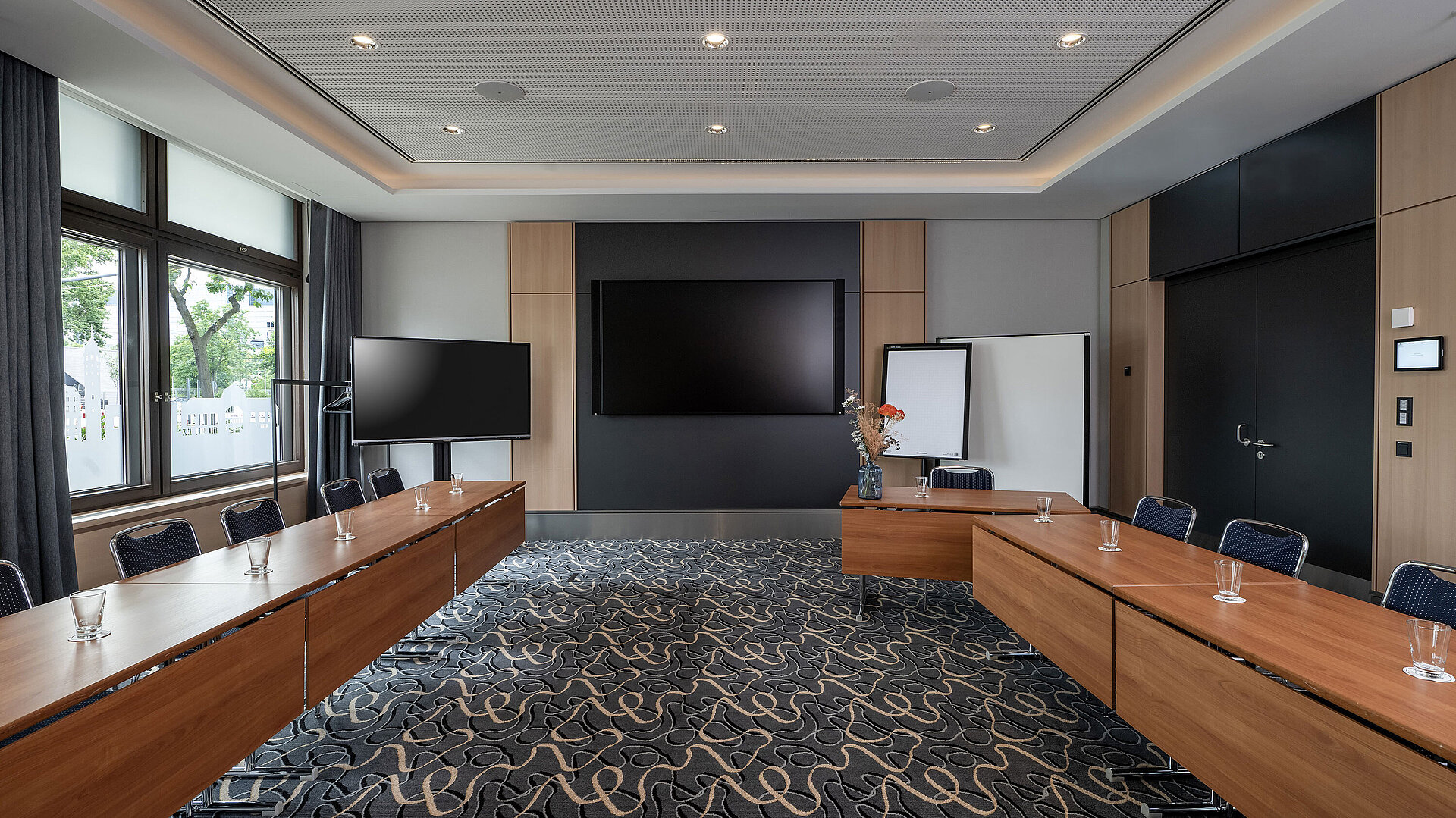 Heller Konferenzraum mit Präsentationsbildschirm und U-Bestuhlung im Maritim Hotel Darmstadt