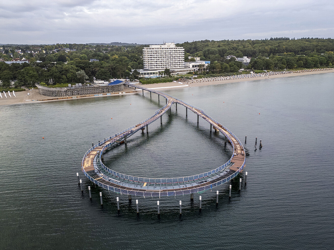 Maritim Seebrücke Seebrücke vor dem Maritim Seehotel Timmendorfer Strand mit ruhigem Wasser und blauem Himmel.