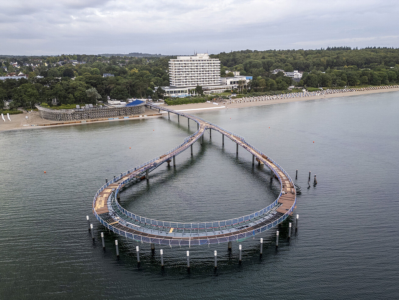 Maritim Seebrücke Seebrücke vor dem Maritim Seehotel Timmendorfer Strand mit ruhigem Wasser und blauem Himmel.