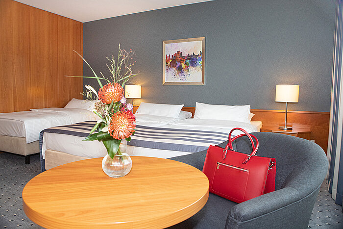 Geräumiges Familienzimmer im Maritim Hotel Ulm mit moderner Ausstattung und Schreibtisch.