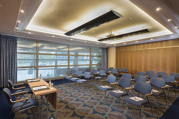 Moderner Konferenzraum im Maritim Hotel Frankfurt mit Bestuhlung und Tischaufstellung für Meetings oder Seminare.