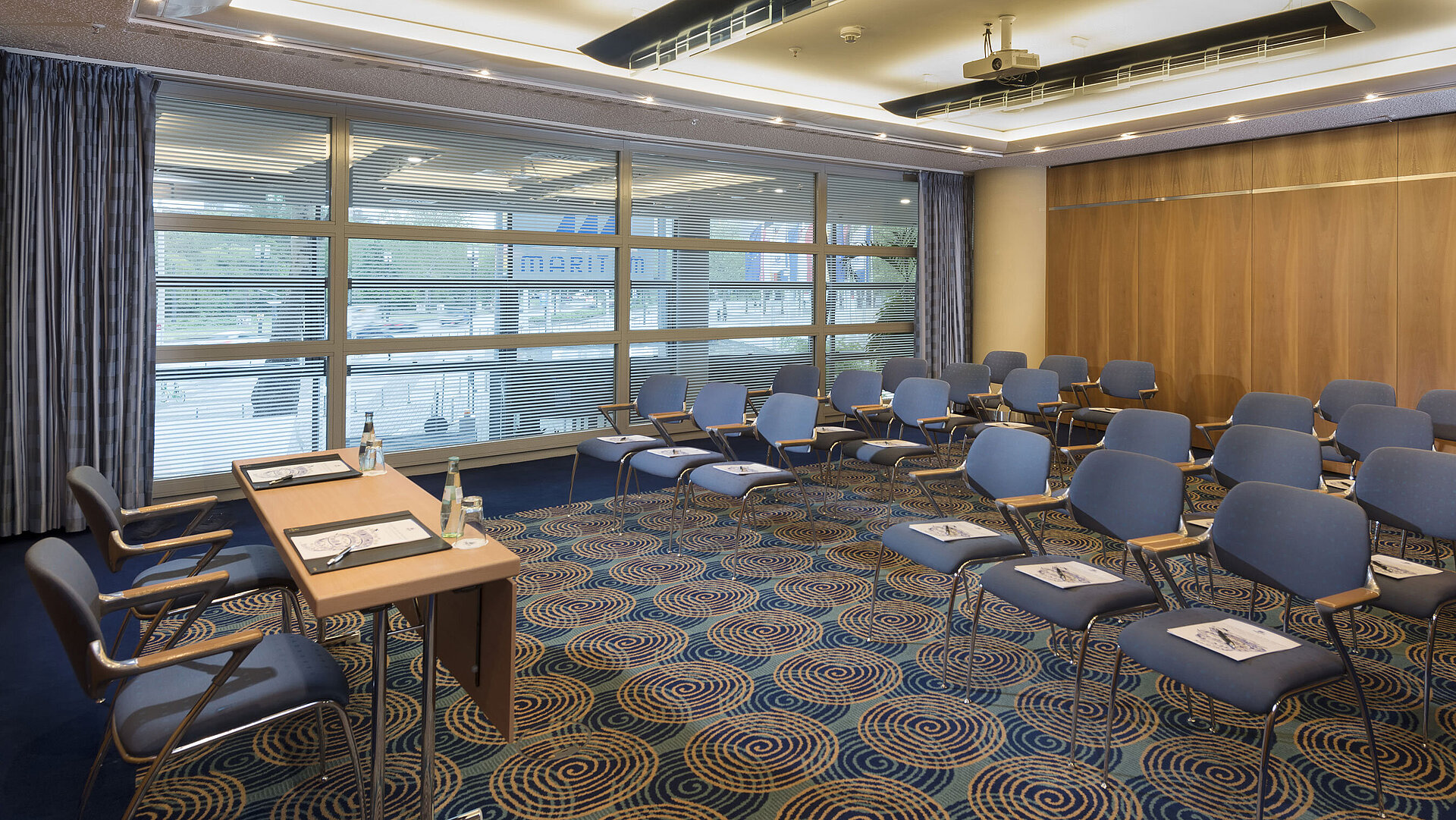 Moderner Konferenzraum im Maritim Hotel Frankfurt mit Bestuhlung und Tischaufstellung für Meetings oder Seminare.