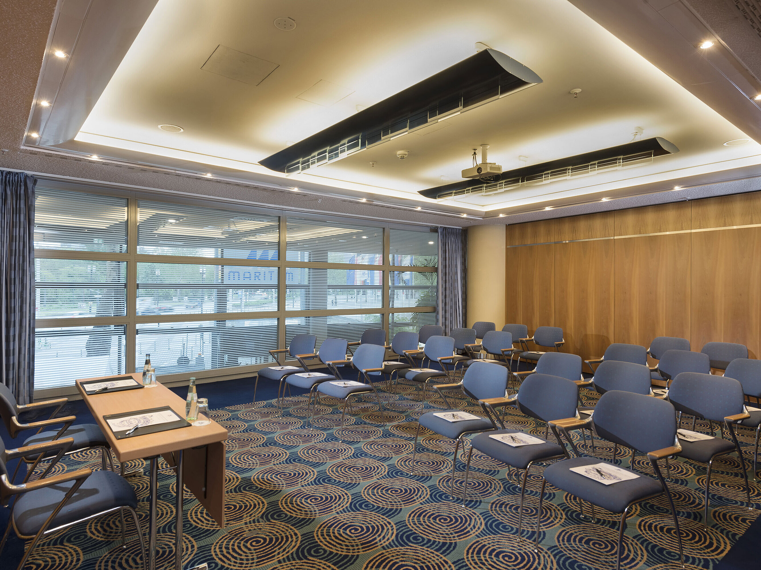 Moderner Konferenzraum im Maritim Hotel Frankfurt mit Bestuhlung und Tischaufstellung für Meetings oder Seminare.
