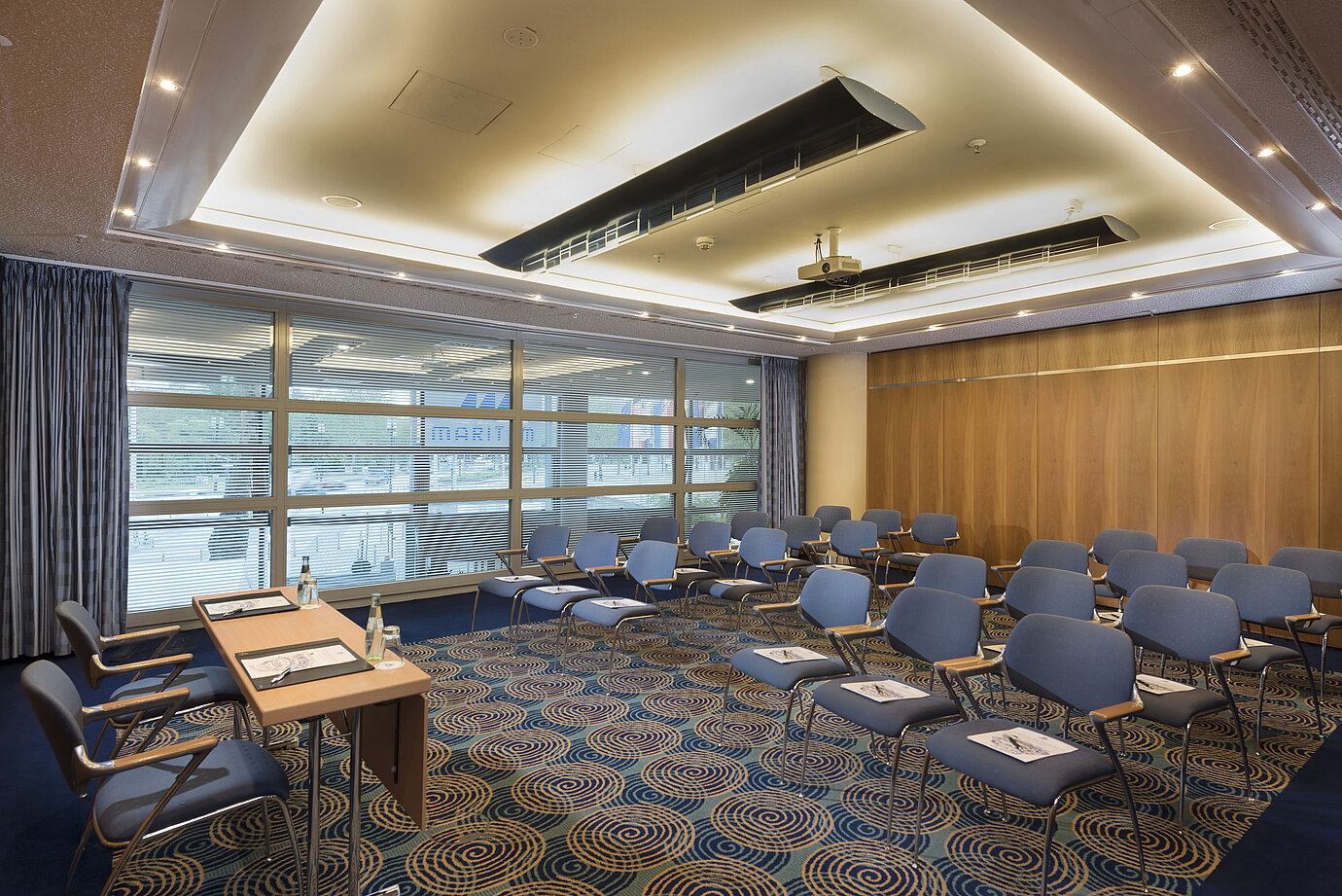 Moderner Konferenzraum im Maritim Hotel Frankfurt mit Bestuhlung und Tischaufstellung für Meetings oder Seminare.