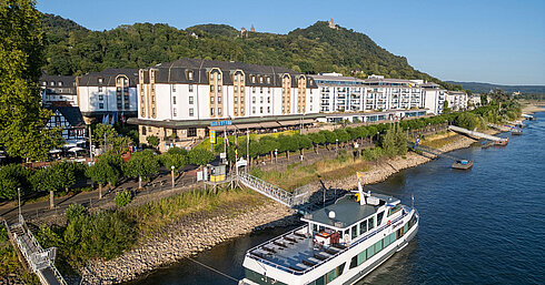 Außenansicht Luftaufnahme des Maritim Hotel Königswinter an der Rheinpromenade mit Ausflugsschiff auf dem Rhein.