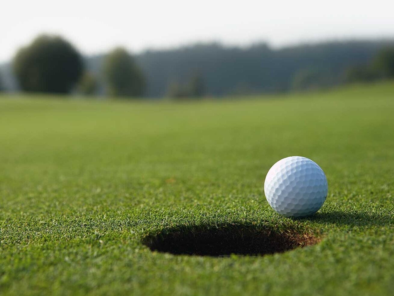 Golfball am Loch Golfball am Loch