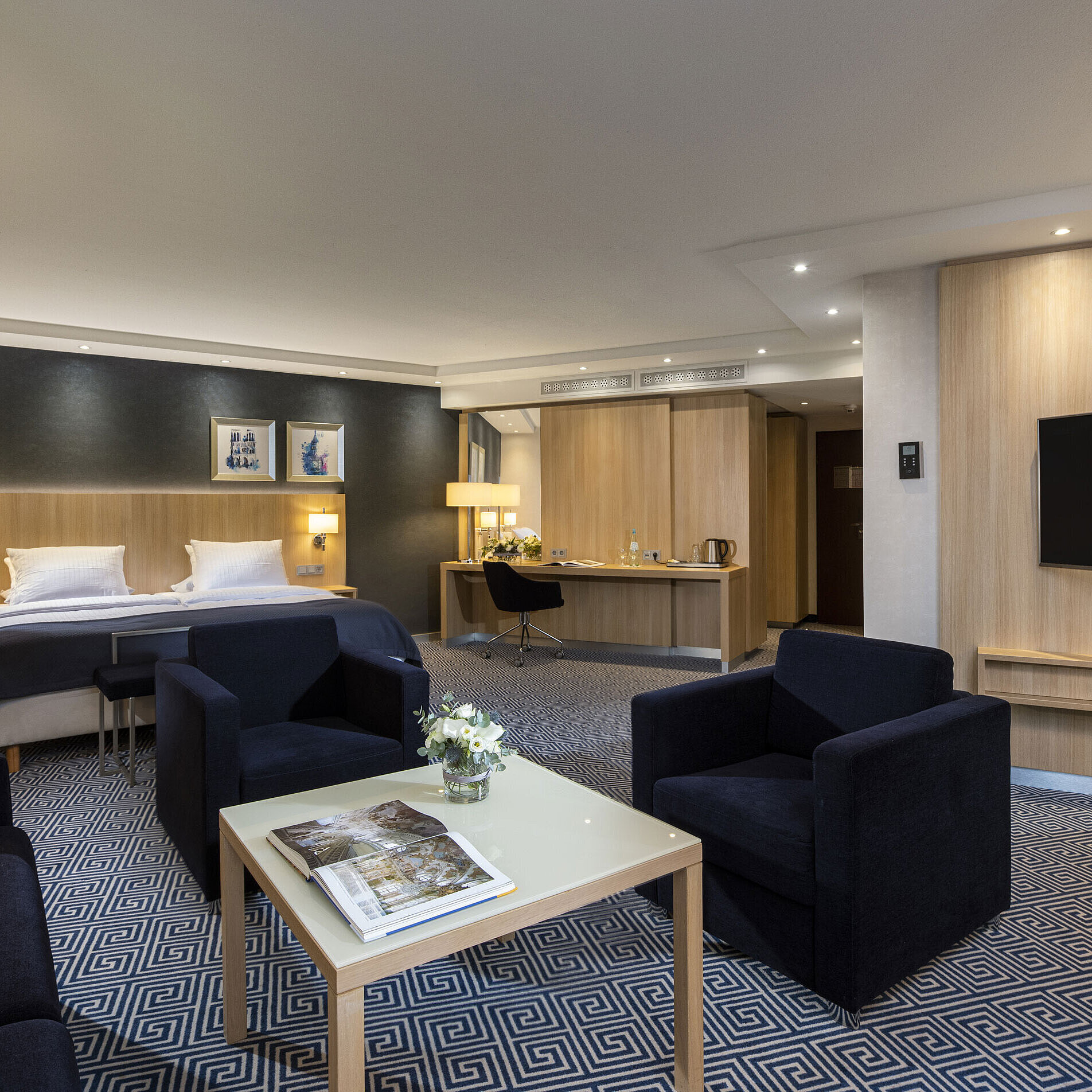 Junior Suite Geräumige Junior Suite im Maritim Hotel Würzburg mit Doppelbett und gemütlicher Sitzecke