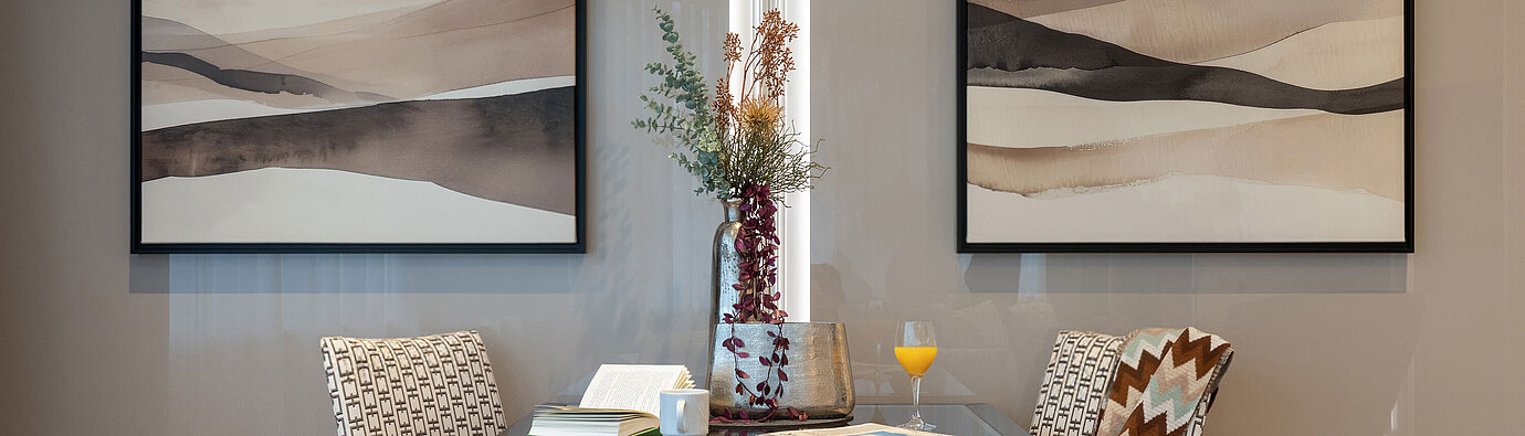 Suite Suite mit kleinem Essbereich, Tisch für zwei Personen, stilvollen Sesseln und harmonischer, klassischer Einrichtung.