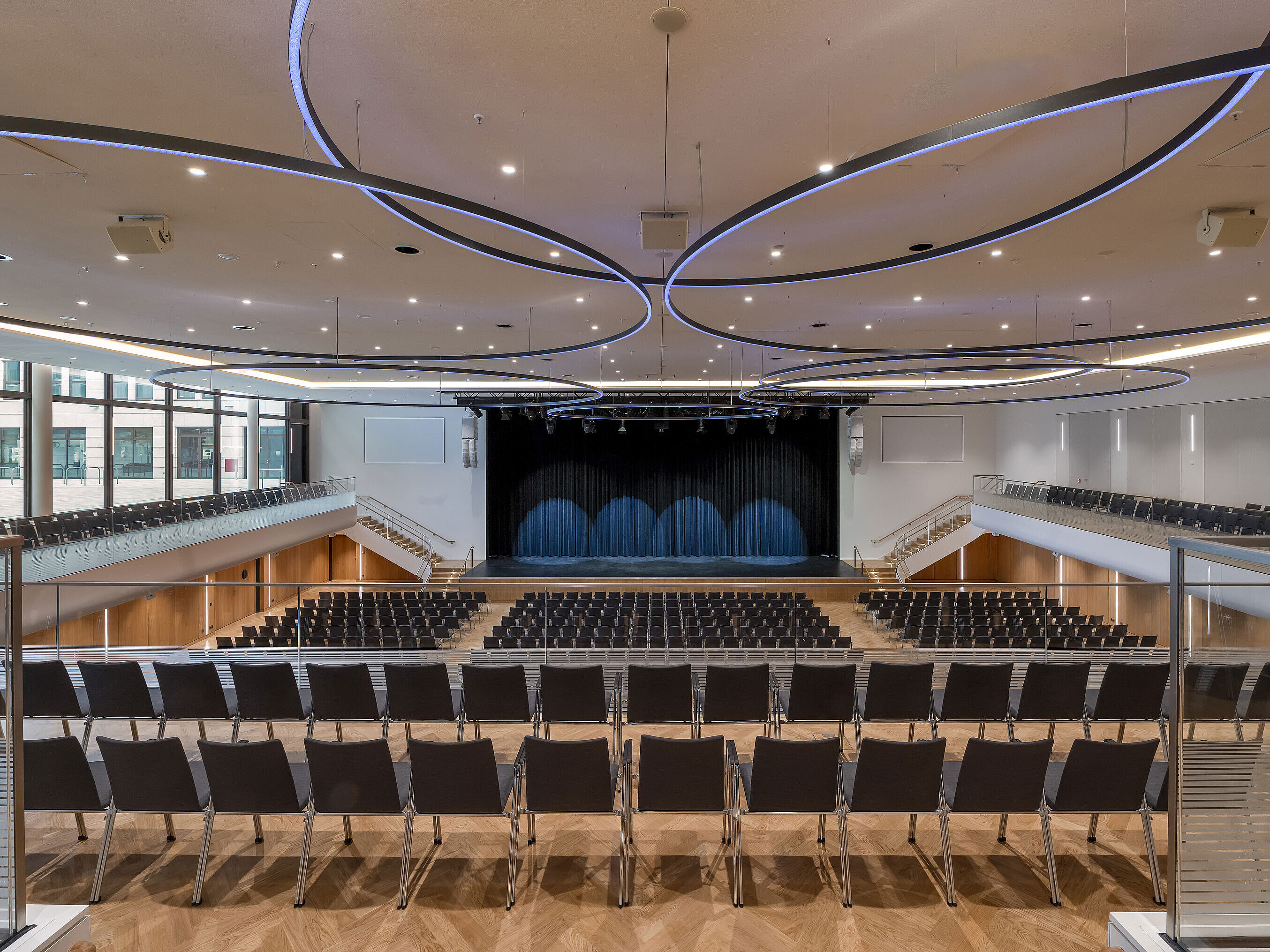Großer Veranstaltungssaal im Maritim Hotel Ingolstadt mit moderner Beleuchtung und Bühne.