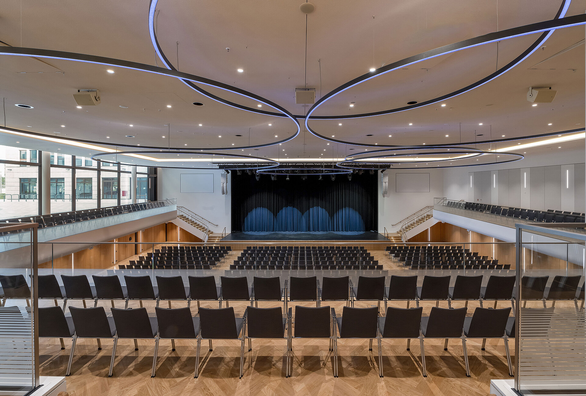 Saal Ingolstadt Großer Veranstaltungssaal im Maritim Hotel Ingolstadt mit moderner Beleuchtung und Bühne.