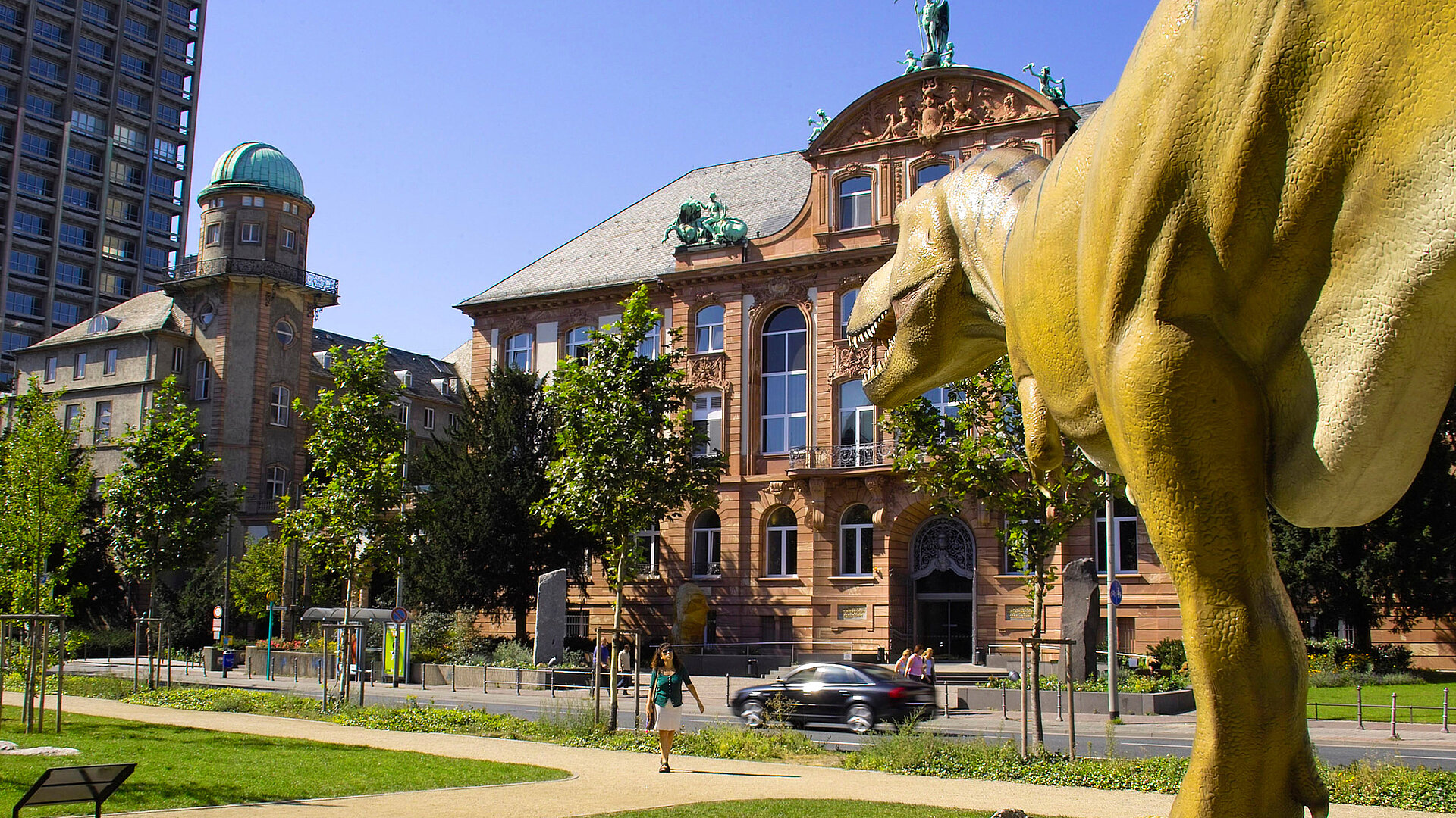 Dinosaurier vor dem Senckenberg Museum in Frankfurt – Highlight für Familien und Entdecker
