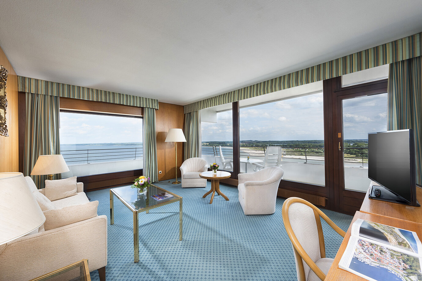 Großzügiger Wohnbereich in der Suite des Maritim Hotel Travemünde mit Panoramablick auf die Ostsee